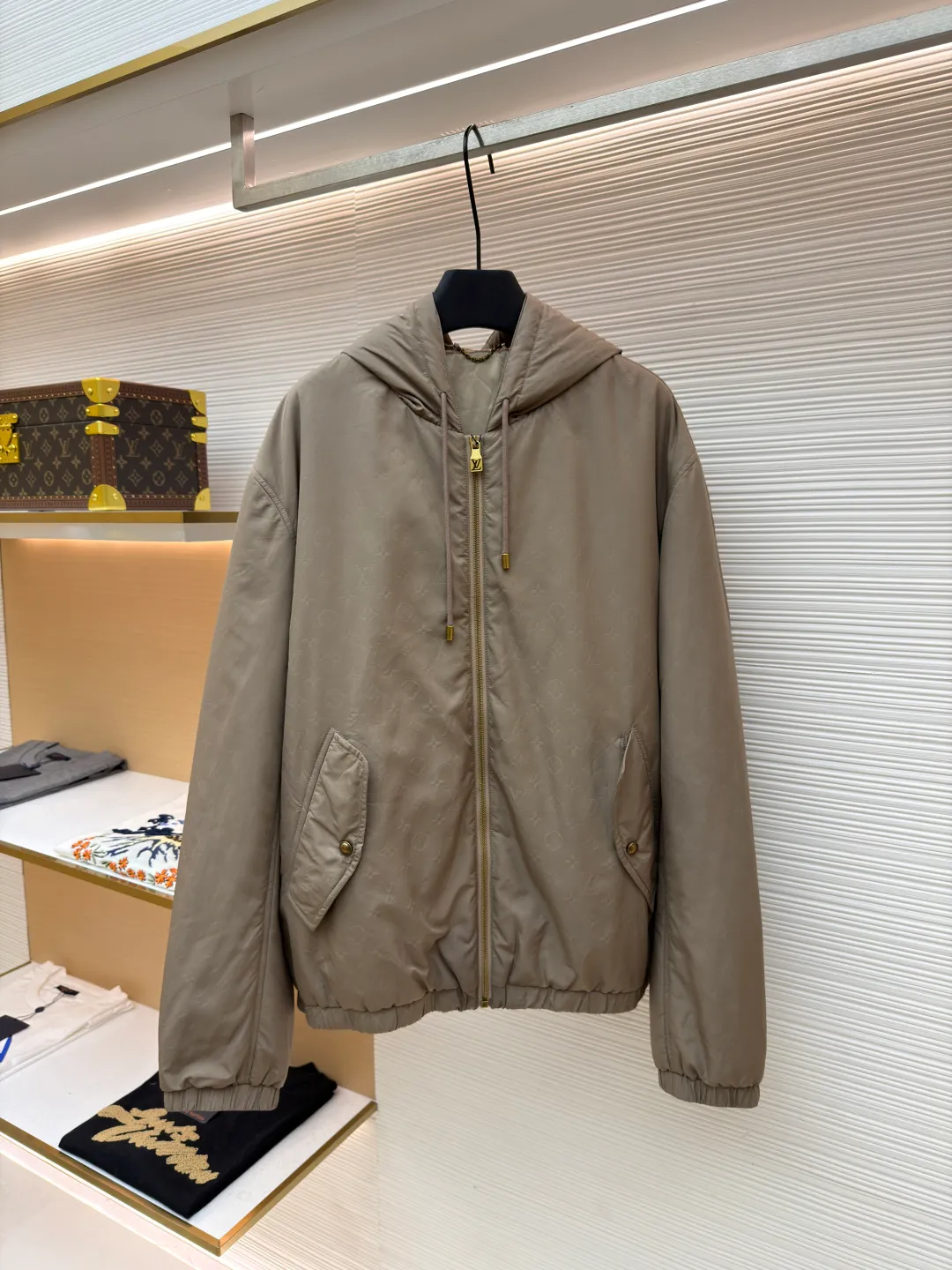 LOUIS VUITTON gravure embossed cotton clothing ●Original version: 26100 purchased and developed ●Item number: 1681593-C95 ●Fabric: polyester fiber fabric ●Technology: embossed production ●Color: khaki ●Version: fitted version ●Weight: about 575 grams ●Size: XS-S-M-L ●Description: This hooded windproof jacket renews the classic jacket design on the 2025 spring and summer show, with an all-over embossed pattern dipped in elegant tones. Lightly padded and silky lined for added comfort, it adds a modern edge to everyday looks. The overall wiring is straight and delicate, the fabric is comfortable and soft, and the color is consistent without color difference. It can be matched with the same style to create a fashionable look and control various occasions. Customized accessories, complete with three standards, same style for men and women!